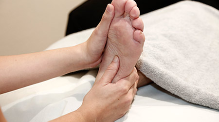 Terapia fisioterapéutica con reflexología podal